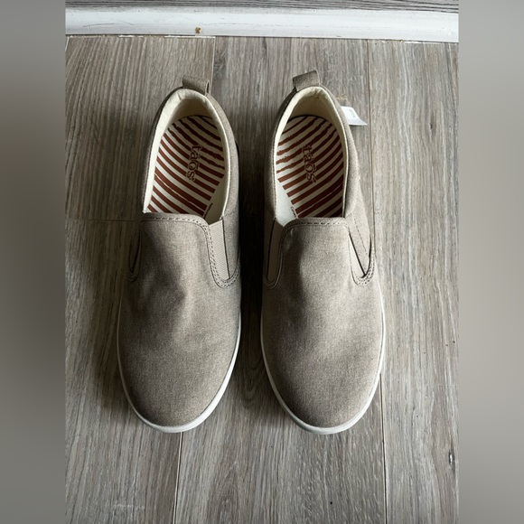 NWT Taos Women's Dandy Sneaker Slip On Oat Wash Canvas- Size 8.5 - Picture 2 of 7